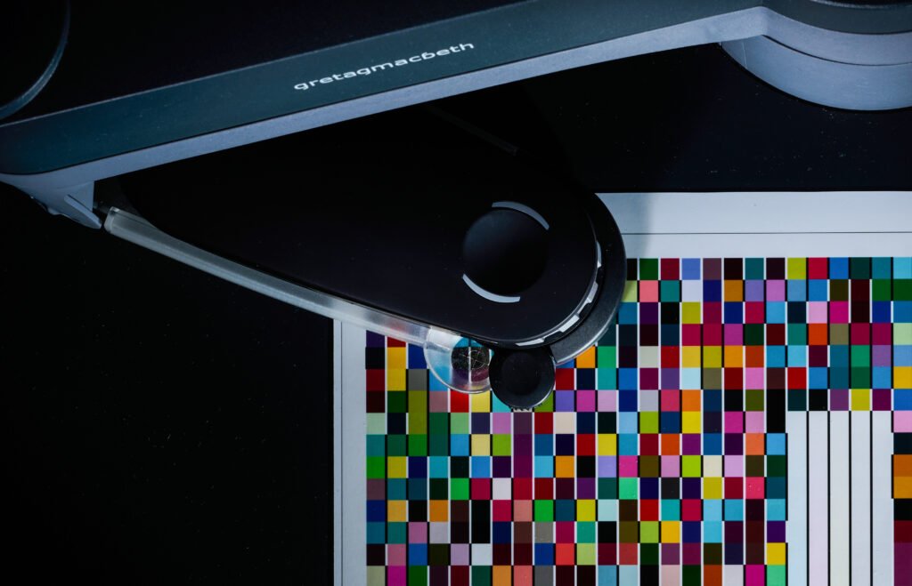 eye one spectrophotometer checking colour checker